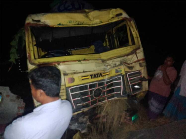 নিয়ন্ত্রণ হারিয়ে বসতবাড়িতে ট্রাক, প্রাণ গেলো চালকের