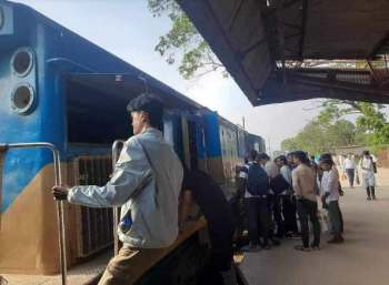 গফরগাঁও স্টেশনে অগ্নিবীণা এক্সপ্রেসের ইঞ্জিন বিকল, ভোগান্তিতে যাত্রীরা