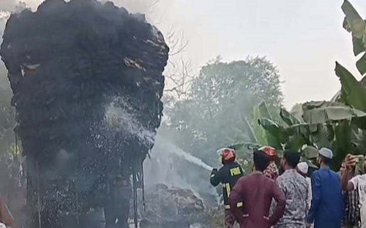 রাজবাড়ীতে পাটের ট্রাকে আগুন দিল দুর্বৃত্তরা