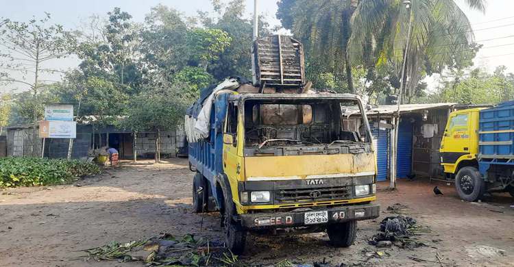 দিনাজপুরে ভুট্টা বোঝাই ট্রাকে আগুন