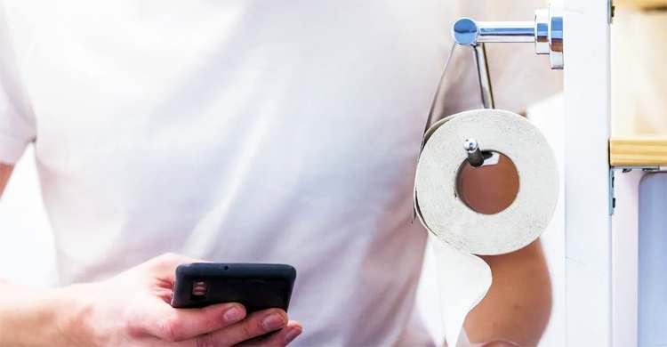 টয়লেটে মোবাইল ব্যবহারে যে রোগ হতে পারে