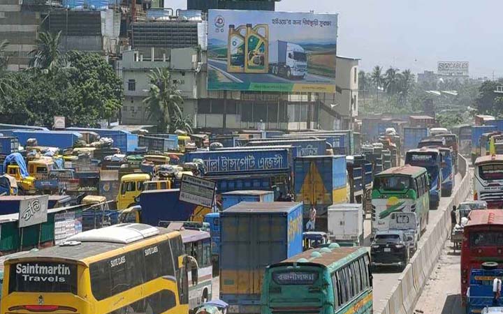 ঢাকা-চট্টগ্রাম মহাসড়কে ৩০ কিলোমিটার যানজট, ভোগান্তি চরমে