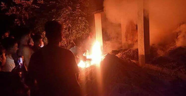 মুন্সিগঞ্জে প্রধানমন্ত্রীর উপহারের ঘরে আগুন
