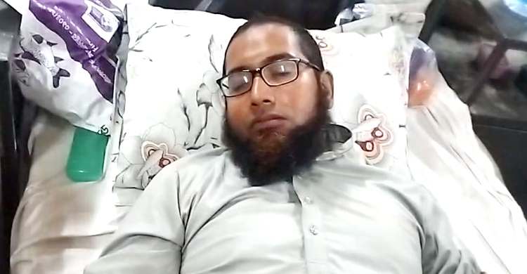 নাটোরে মাদরাসাশিক্ষককে মাইক্রোবাসে তুলে নিয়ে হাতুড়িপেটা