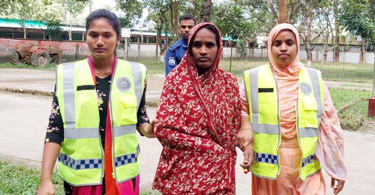 টয়লেটের সামনে থেকে সরে দাঁড়াতে দেরি হওয়ায় গৃহবধূকে পিটিয়ে হত্যা