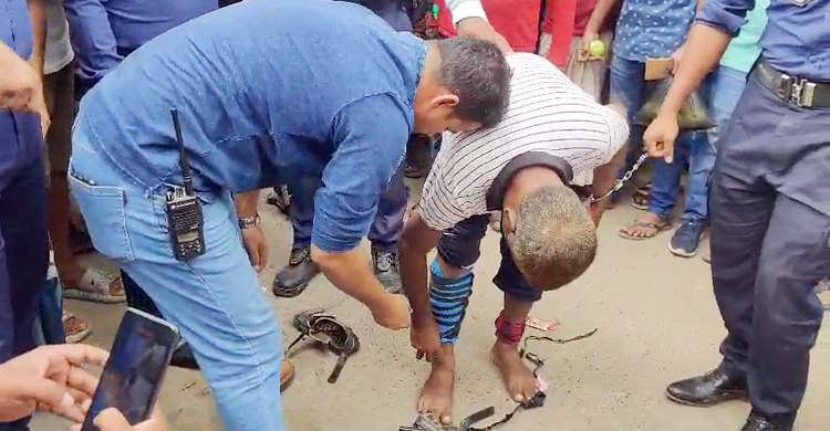 যুবকের পায়ে অ্যাংলেট, খুলতেই মিললো ৯ হাজার ইয়াবা