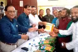 ফকিরহাটে ৩ হাজার ৯০০ কৃষক পেল বিনামূল্যে ধানের বীজ