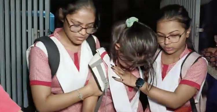 স্কুলে ব্লেড হাতে ছাত্রী, অভিভাবকদের তুলকালাম