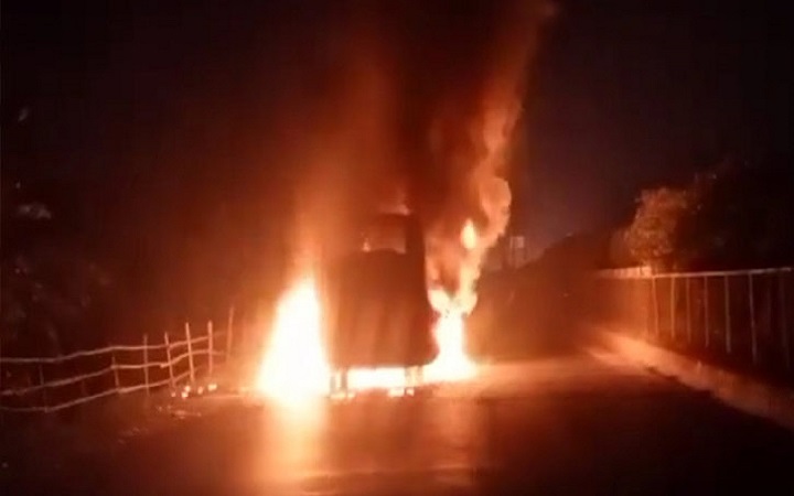 রাজধানীর আশুলিয়ায় চলন্ত বাসে আগুন
