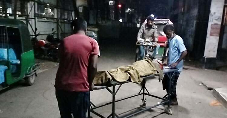 মাথায় বাঁশ পড়ে প্রাণ গেলো ভিক্ষুকের