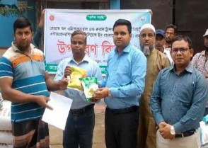 পার্বতীপুরে কৃষকের মাঝে কৃষি উপকরণ বিতরণ