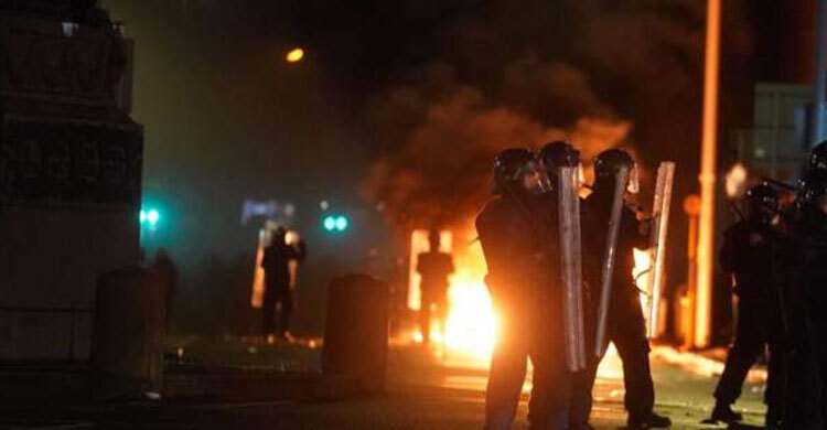 স্কুলের বাইরে ছুরি হামলাকে কেন্দ্র করে ডাবলিনে দাঙ্গা