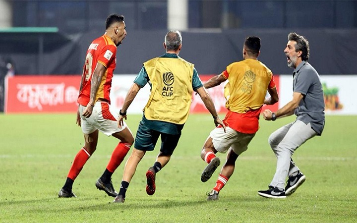 নাটকীয় জয়ে শীর্ষস্থান মজবুত করল বসুন্ধরা কিংস