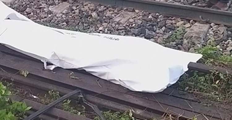 ছেলের পর ট্রেনে কেটে পড়ে প্রাণ গেলো মায়ের