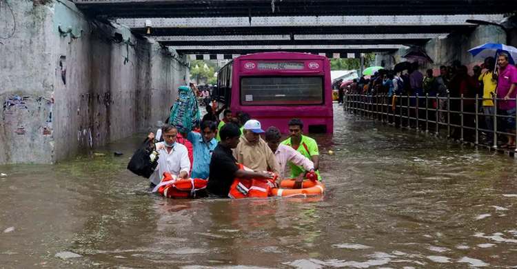 ঘূর্ণিঝড়ের আগে বৃষ্টিতে ডুবলো চেন্নাই, বন্ধ বিমানবন্দর