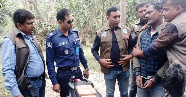দেড় কোটি টাকার স্বর্ণালংকারসহ চোরাকারবারি আটক