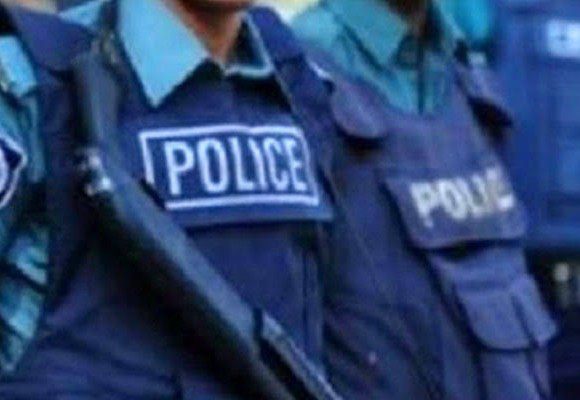 স্বর্ণ উদ্ধারে গিয়ে হামলার শিকার ৩ পুলিশ, গুলি লুট