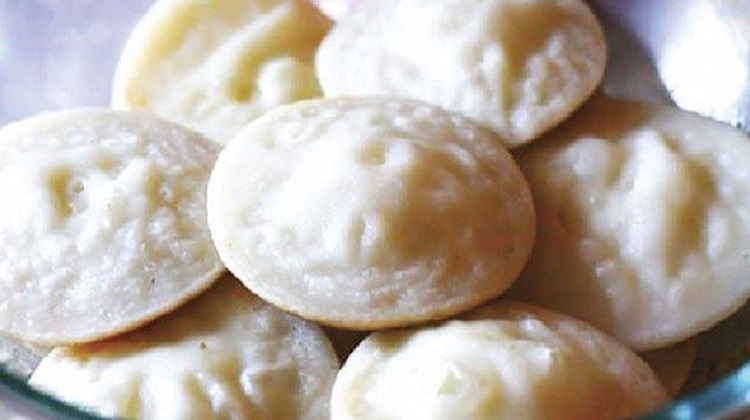 গ্যাসের চুলায় তুলতুলে চিতই পিঠা