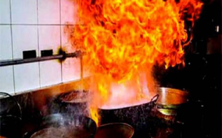 রাজধানীতে গ্যাসের চুলার আগুনে নারীসহ দগ্ধ ৩
