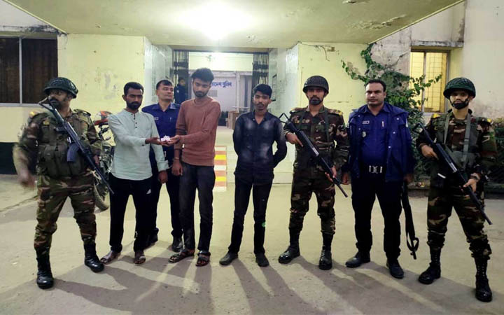 ভালুকার যৌথবাহিনীর অভিযানে তিন মাদক কারবারি আটক