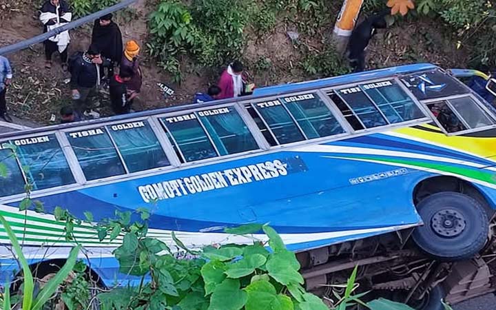 খাগড়াছড়িতে পর্যটকবাহী বাস উল্টে আহত ১০