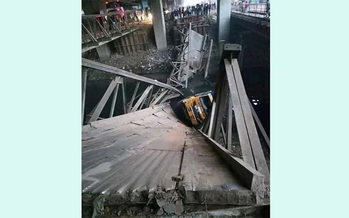আব্দুল্লাহপুরে বেইলি ব্রিজ ভেঙে কাভার্ড ভ্যান নদীতে