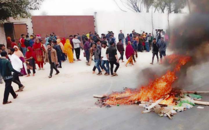 ১৬ কারখানা খুলে দেওয়ার দাবিতে শ্রমিকদের বিক্ষোভ, সড়ক অবরোধ