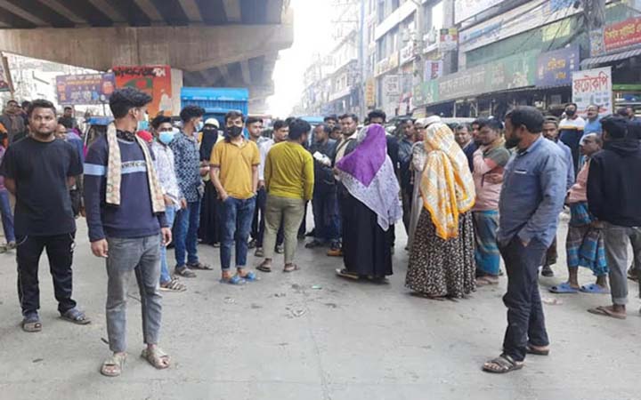 গাজীপুরে বন্ধ কারখানা খুলে দেওয়ার দাবিতে মহাসড়ক অবরোধ