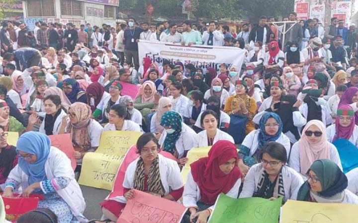 আবারও শাহবাগ অবরোধে প্রশিক্ষণার্থী চিকিৎসকরা