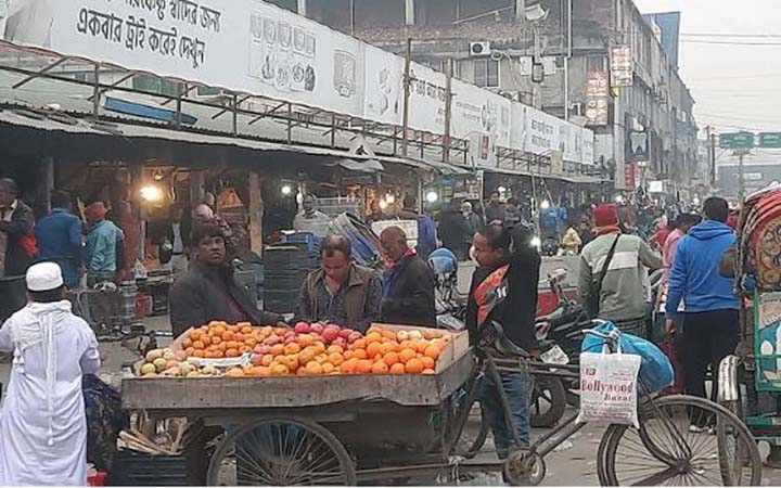 বৈধ-অবৈধ ব্যবসায়ীর দখলে মানিকগঞ্জের রাস্তা-ফুটপাত