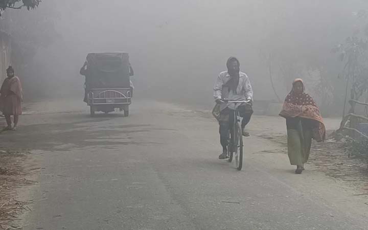 হিমেল বাতাস-কুয়াশায় নাকাল লালমনিরহাটের মানুষ