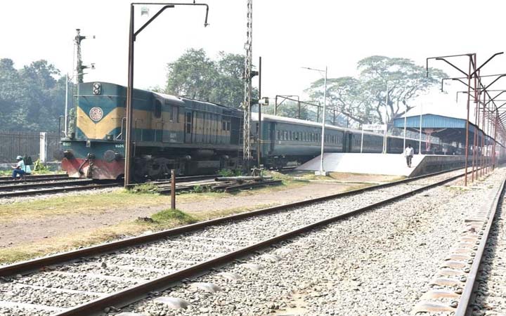 রানিং স্টাফদের কর্মবিরতি : রাজবাড়ীতে ট্রেনযাত্রীদের ভোগান্তি চরমে