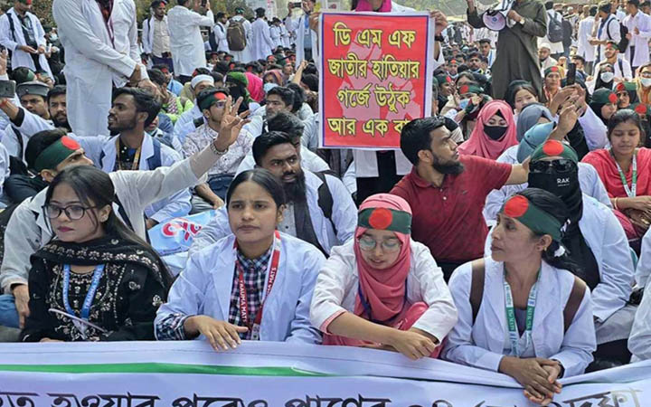 ৪ দফা দাবিতে ম্যাটস শিক্ষার্থীদের শাহবাগ অবরোধ