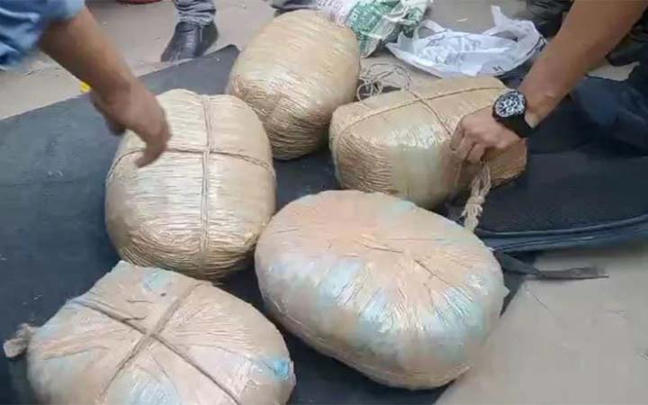 মুন্সিগঞ্জে প্রাইভেটকার থেকে ১৮ কেজি গাঁজা উদ্ধার