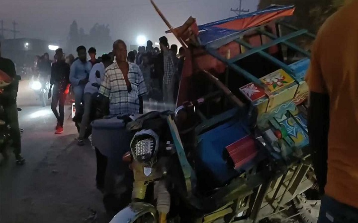 রায়গঞ্জে ট্রাক-অটোভ্যানের মুখোমুখি সংঘর্ষে নিহত ২