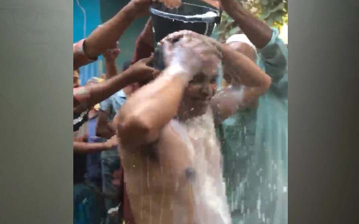 স্ত্রীকে তালাকের পর দুধ দিয়ে গোসল করলেন প্রবাসী