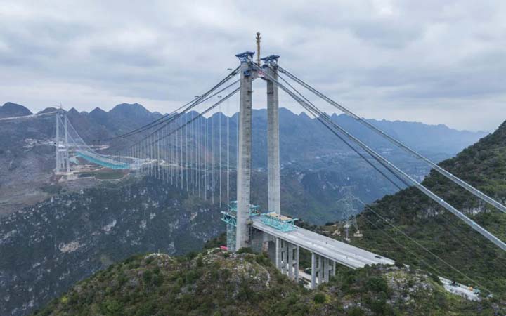 বিশ্বের সবচেয়ে উঁচু সেতু নির্মাণ করল চীন