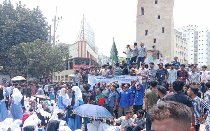রাজশাহীতে শিক্ষার্থীদের সড়ক অবরোধ