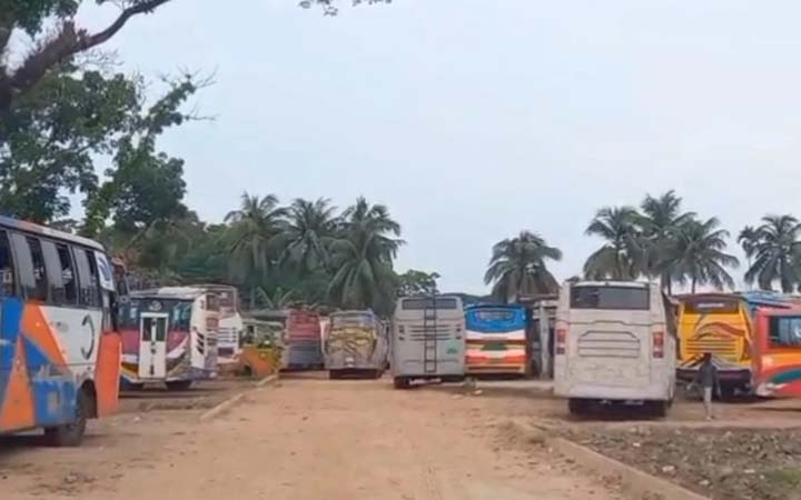 ভোলার অভ্যন্তরীণ ৫ রুটে বাস ধর্মঘট, যাত্রীদের ভোগান্তি