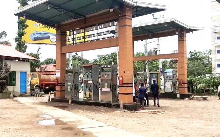 নেত্রকোনায় পেট্রোল পাম্পে ধর্মঘট, বিপাকে গ্রাহকরা