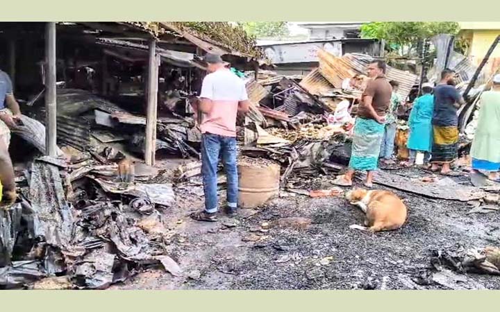 চুয়াডাঙ্গায় গভীর রাতে অগ্নিকাণ্ডে ১০ দোকান ভস্মীভূত
