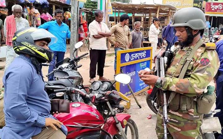 ঠাকুরগাঁওয়ে ঈদকে কেন্দ্র করে চেকপোস্ট বসিয়ে সেনাবাহিনীর তল্লাশি