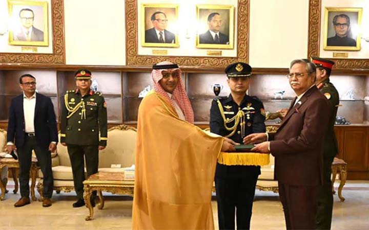 রাষ্ট্রপতির কাছে সৌদি রাষ্ট্রদূতের পরিচয়পত্র পেশ