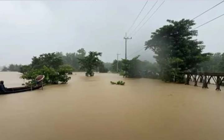 খাগড়াছড়িতে বেড়েছে মাইনী নদীর পানি, দীঘিনালা-লংগদু সড়ক বিচ্ছিন্ন