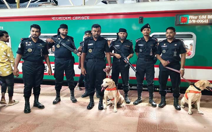 কক্সবাজার রেলস্টেশনে মাদক রোধে র‌্যাবের অভিযান, সহায়তায় ডগ স্কোয়াড