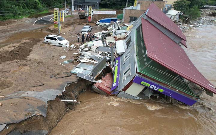 দক্ষিণ কোরিয়ায় টানা বৃষ্টিতে ১৮ জনের মৃত্যু