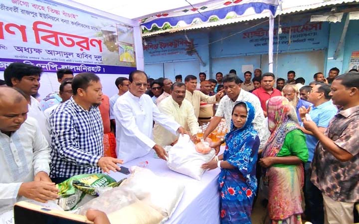 লালমনিরহাটে বন্যাদুর্গতদের মাঝে বিএনপির ত্রাণ বিতরণ