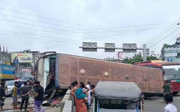 ঢাকা-চট্টগ্রাম মহাসড়কে উল্টে গেল যাত্রীবাহী বাস