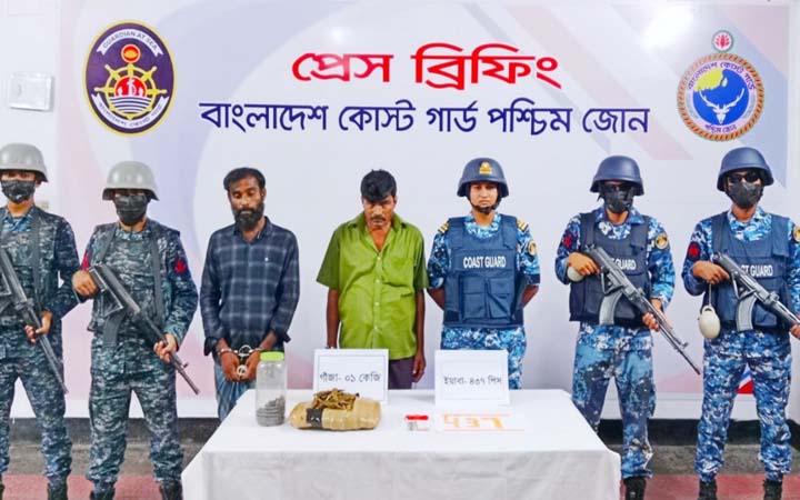 যৌথ বাহিনীর অভিযানে মোংলায়  ২ মাদক ব্যাবসায়ী আটক