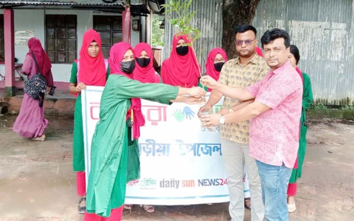 শিক্ষার্থীদের মাঝে বসুন্ধরা শুভসংঘের উদ্যোগে গাছের চারা বিতরণ